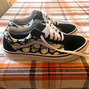 Vans (Glow in the dark skulls)